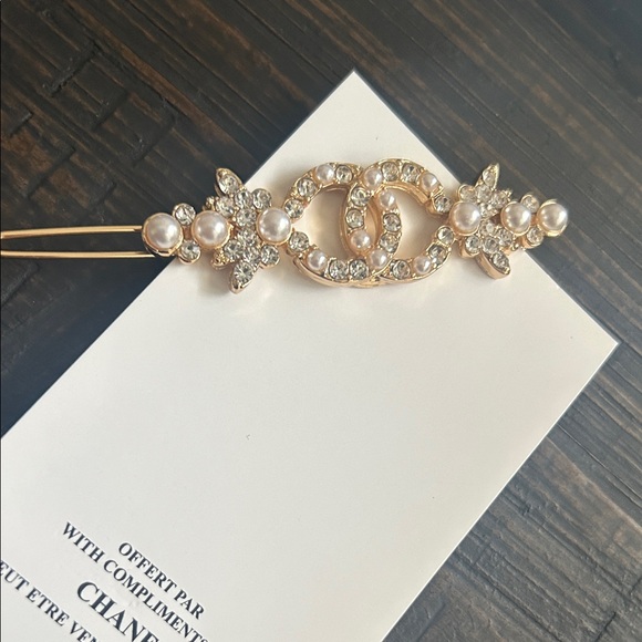 CHANEL Gold and Pearl Hair Accessory - Picture 2 of 4